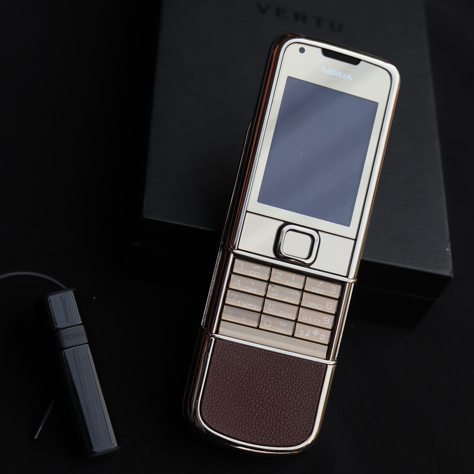 Nokia 8800 Arte da vàng bọc da nâu - sang trọng HPC - Chiêm ngưỡng sự sang trọng của điện thoại Nokia 8800 Arte với ngoại hình bọc da nâu trang trọng. Họa tiết vàng óng ỏa sẽ khiến người xem ấn tượng ngay từ cái nhìn đầu tiên.