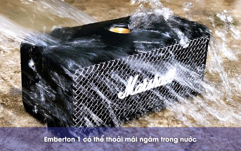 Marshall Emberton thoải mái ngâm trong nước